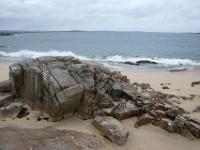 Felsanhäufung im Gurteen Beach Strand - Connemara, Co. Galway